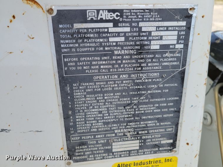 image for item JI9444 2001 Freightliner FL70  bucket truck