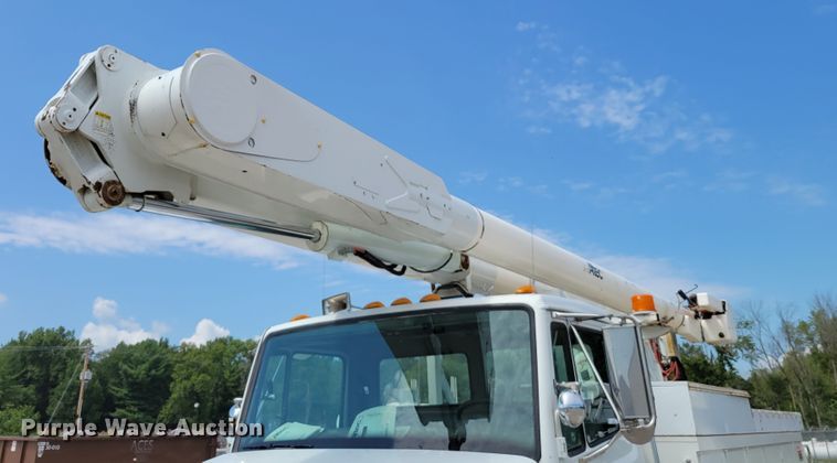 image for item JI9444 2001 Freightliner FL70  bucket truck