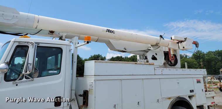 image for item JI9444 2001 Freightliner FL70  bucket truck