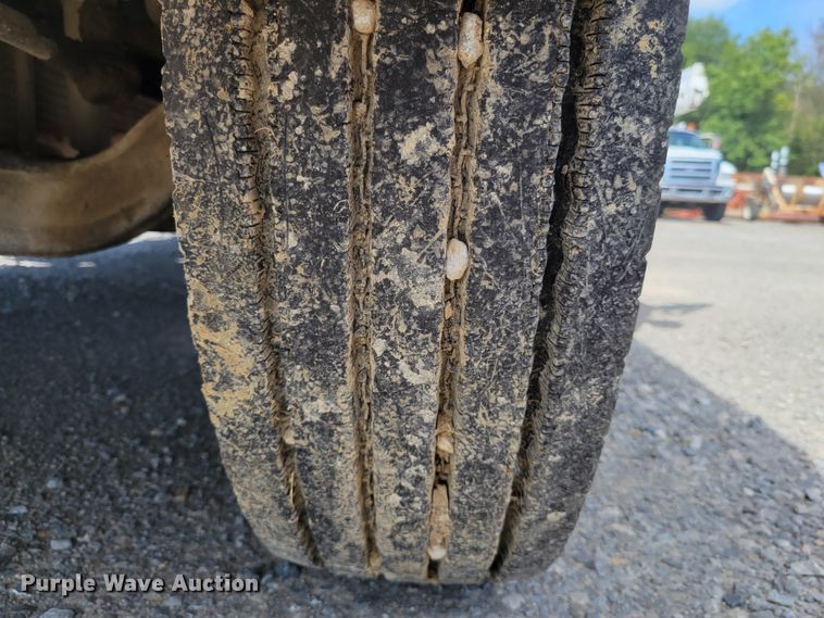 image for item JI9444 2001 Freightliner FL70  bucket truck