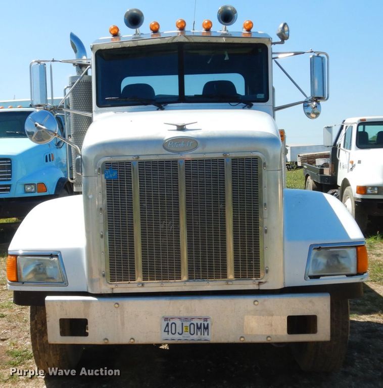 image for item KI9692 1997 Peterbilt 385  utility / service truck