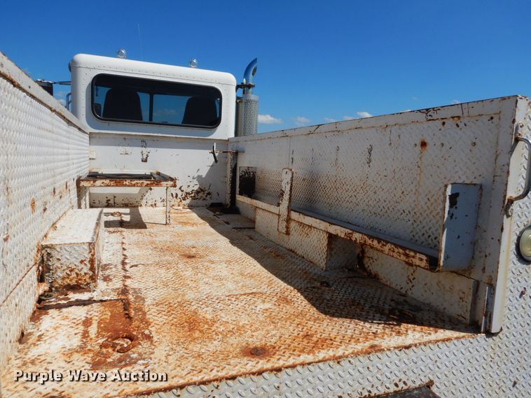 image for item KI9692 1997 Peterbilt 385  utility / service truck