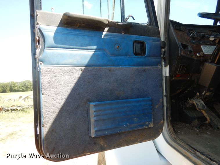 image for item KI9692 1997 Peterbilt 385  utility / service truck