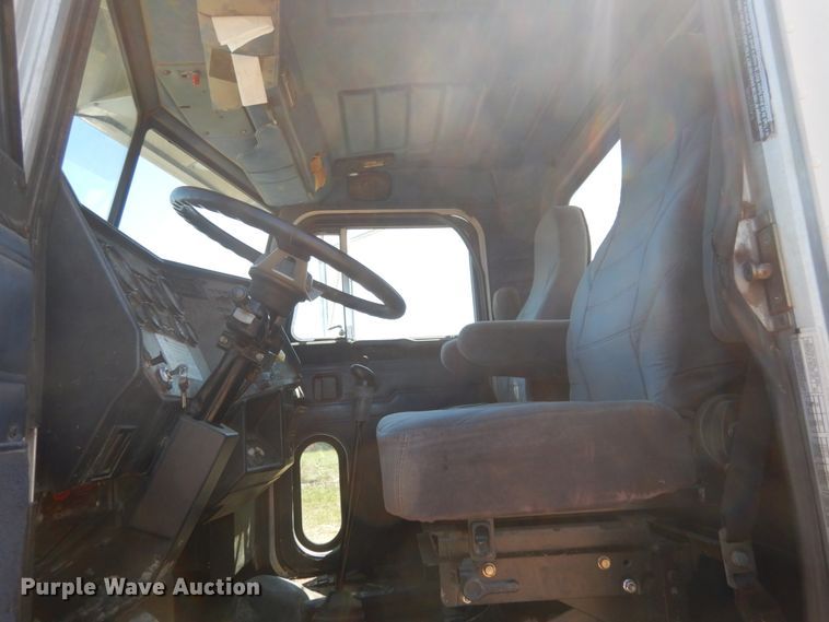 image for item KI9692 1997 Peterbilt 385  utility / service truck