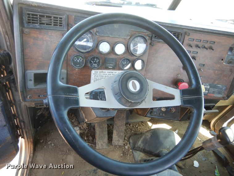 image for item KI9692 1997 Peterbilt 385  utility / service truck