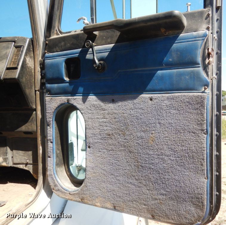 image for item KI9692 1997 Peterbilt 385  utility / service truck