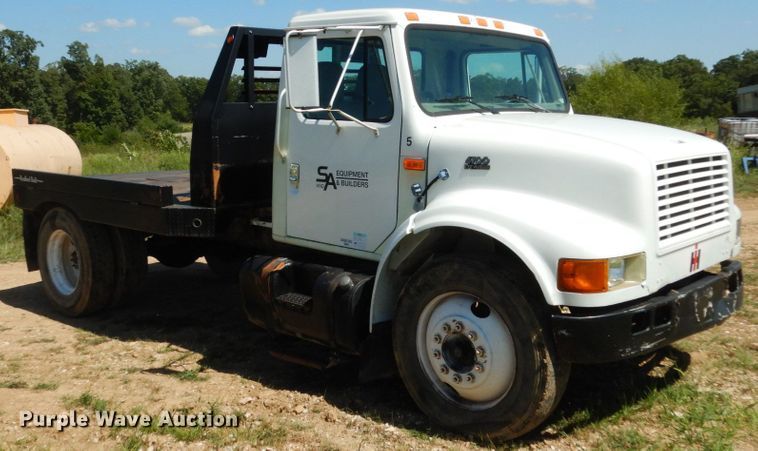 image for item KI9693 1999 International 4700  flatbed truck