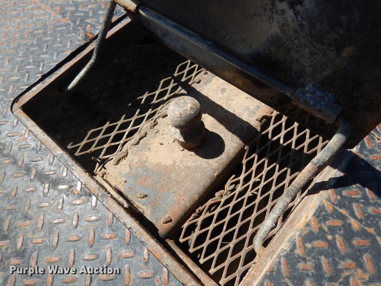 image for item KI9693 1999 International 4700  flatbed truck