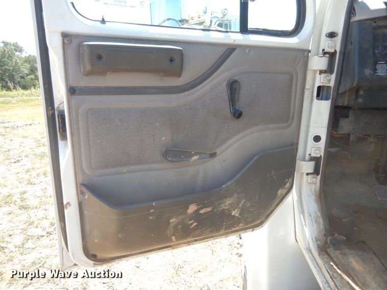 image for item KI9693 1999 International 4700  flatbed truck