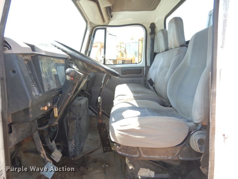 image for item KI9693 1999 International 4700  flatbed truck