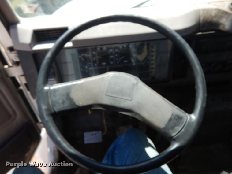 image for item KI9693 1999 International 4700  flatbed truck