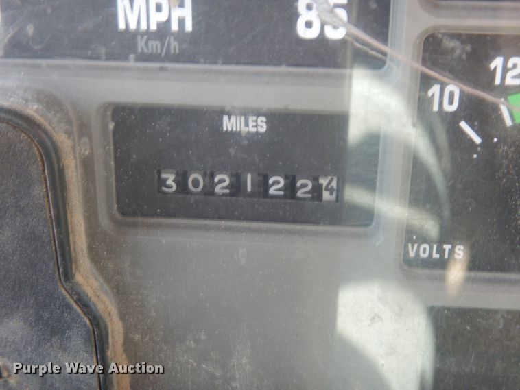 image for item KI9693 1999 International 4700  flatbed truck