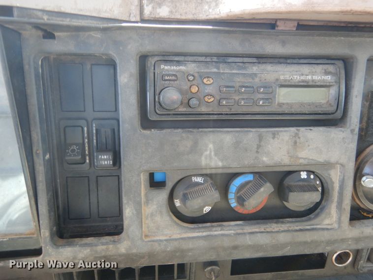 image for item KI9693 1999 International 4700  flatbed truck