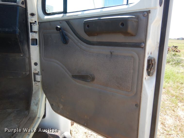 image for item KI9693 1999 International 4700  flatbed truck