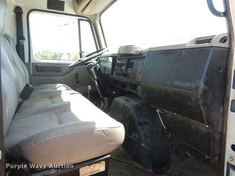 image for item KI9693 1999 International 4700  flatbed truck