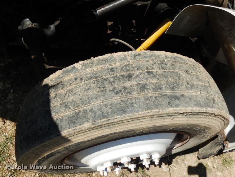 image for item KI9693 1999 International 4700  flatbed truck