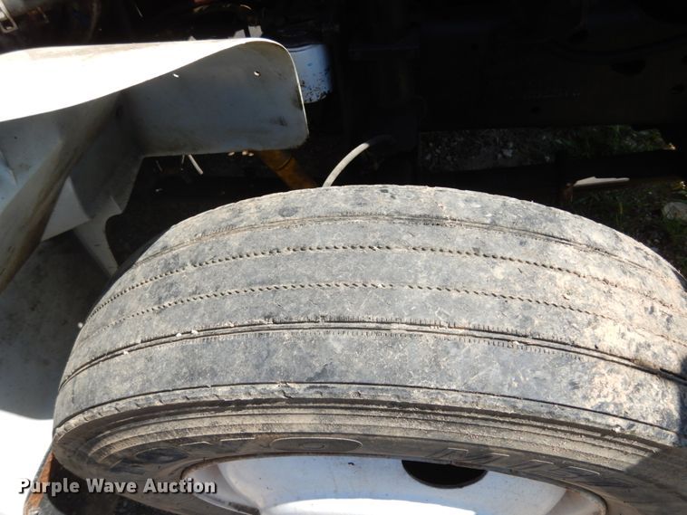 image for item KI9693 1999 International 4700  flatbed truck