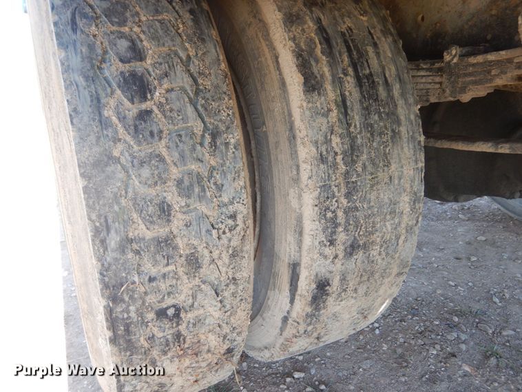 image for item KI9693 1999 International 4700  flatbed truck