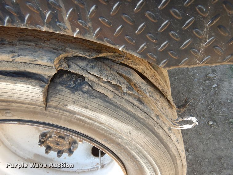 image for item KI9693 1999 International 4700  flatbed truck