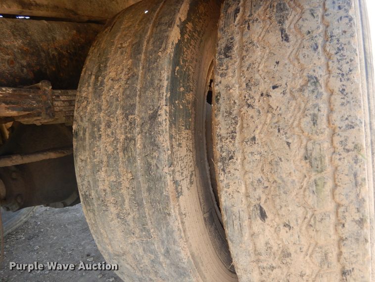 image for item KI9693 1999 International 4700  flatbed truck