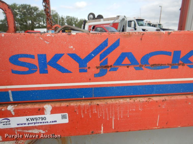 image for item KW9790 2007 Skyjack SJIII 3226  scissor lift