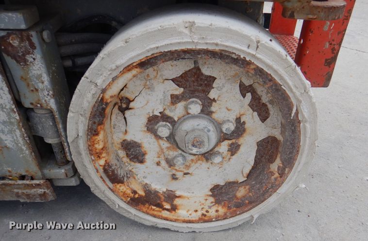 image for item KW9790 2007 Skyjack SJIII 3226  scissor lift