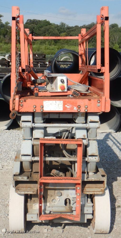 image for item KW9793 2000 Skyjack SJIII 3226  scissor lift