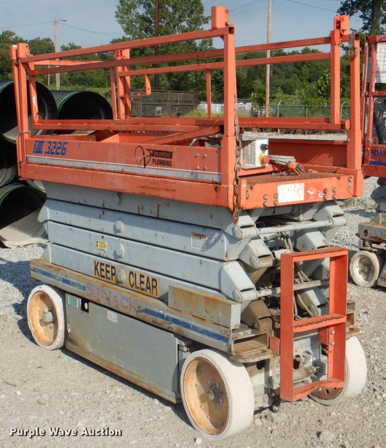 image for item KW9793 2000 Skyjack SJIII 3226  scissor lift