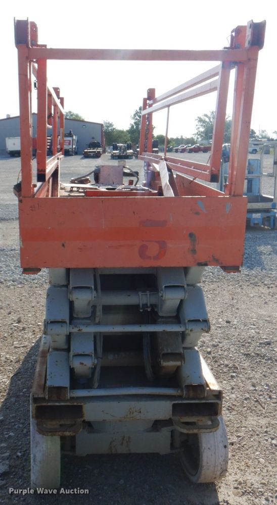 image for item KW9793 2000 Skyjack SJIII 3226  scissor lift