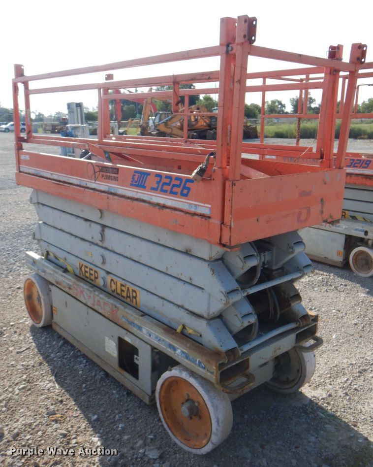 image for item KW9793 2000 Skyjack SJIII 3226  scissor lift