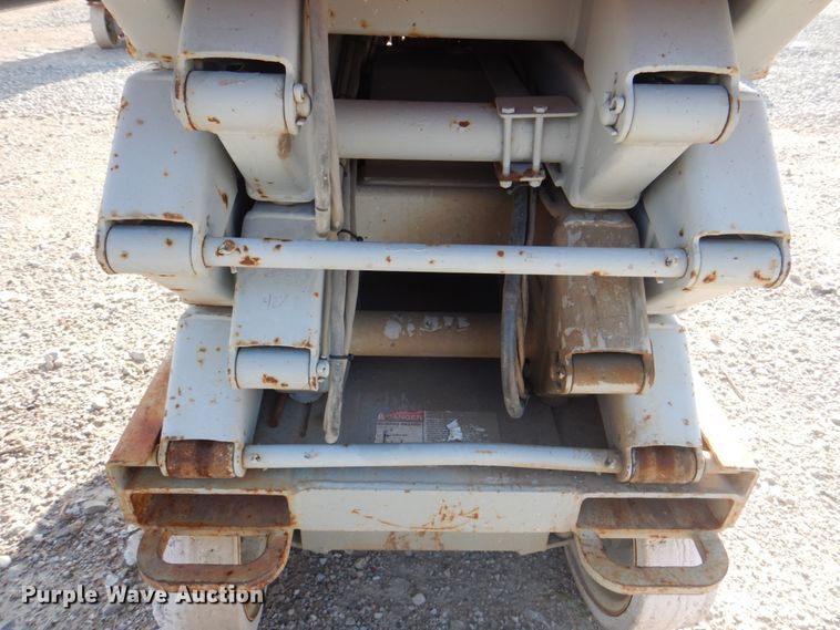 image for item KW9793 2000 Skyjack SJIII 3226  scissor lift