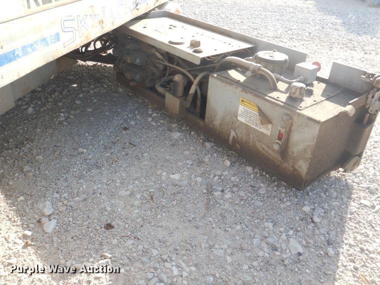 image for item KW9793 2000 Skyjack SJIII 3226  scissor lift