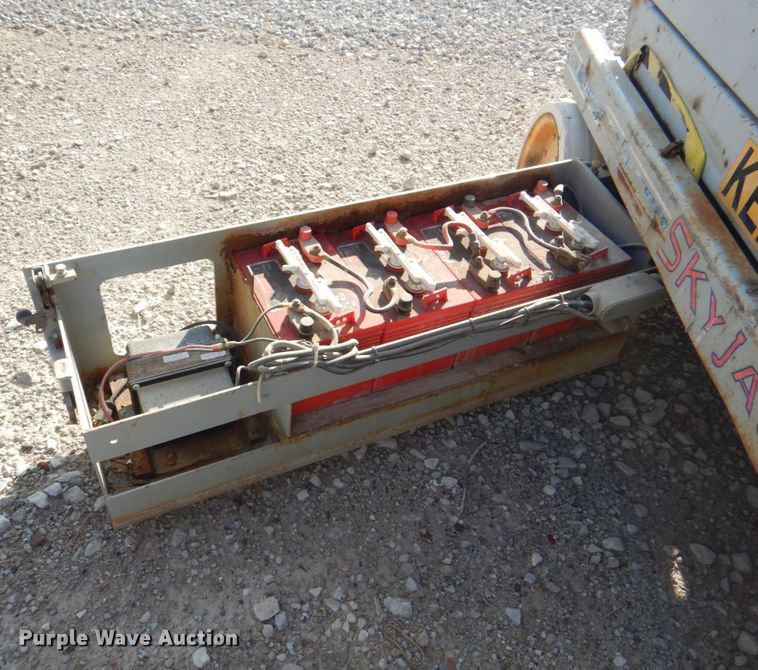 image for item KW9793 2000 Skyjack SJIII 3226  scissor lift