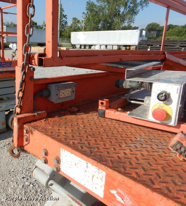 image for item KW9793 2000 Skyjack SJIII 3226  scissor lift