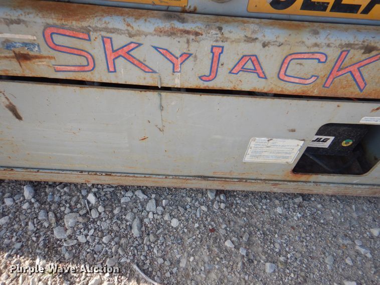 image for item KW9793 2000 Skyjack SJIII 3226  scissor lift