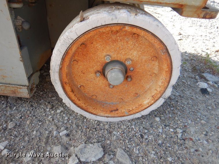 image for item KW9793 2000 Skyjack SJIII 3226  scissor lift