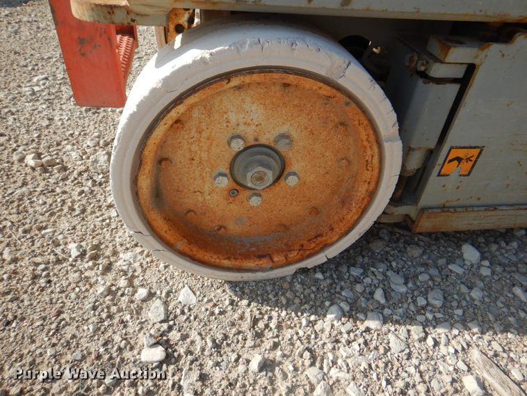 image for item KW9793 2000 Skyjack SJIII 3226  scissor lift