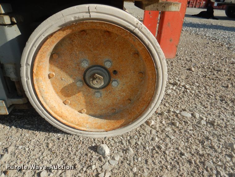 image for item KW9793 2000 Skyjack SJIII 3226  scissor lift