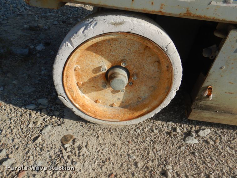 image for item KW9793 2000 Skyjack SJIII 3226  scissor lift