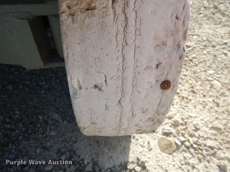 image for item KW9793 2000 Skyjack SJIII 3226  scissor lift