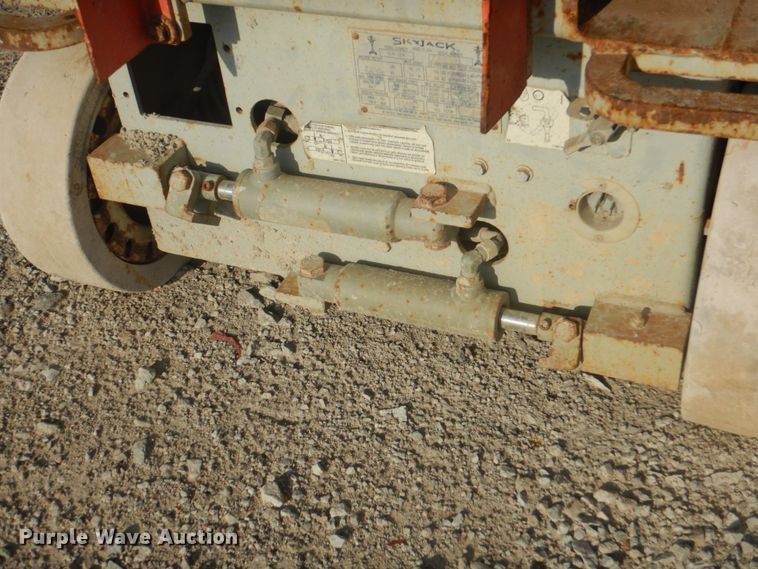image for item KW9794 2000 Skyjack SJIII 3219  scissor lift