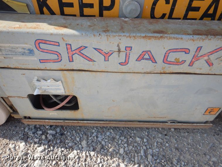 image for item KW9794 2000 Skyjack SJIII 3219  scissor lift