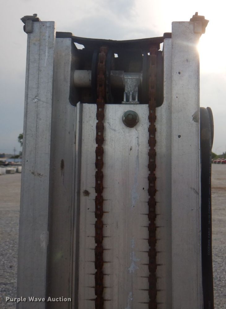 image for item KW9796 2008 Genie GR-20  vertical lift