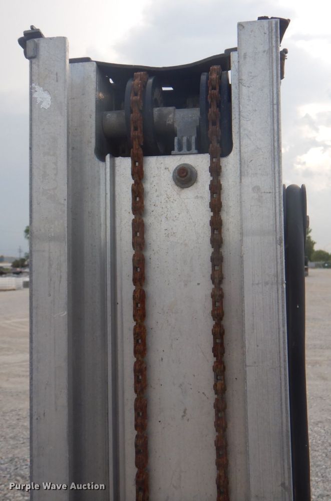 image for item KW9797 2008 Genie GR-20  vertical lift