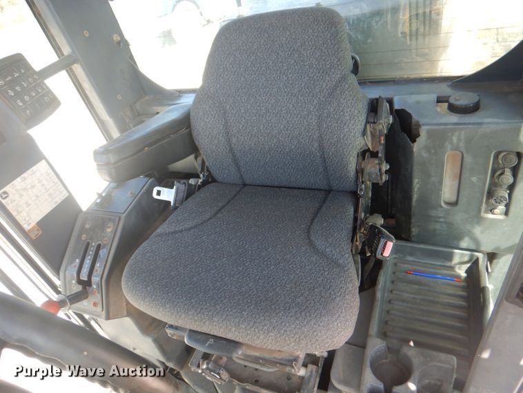 image for item KW9804 2005 John Deere 670D  motor grader