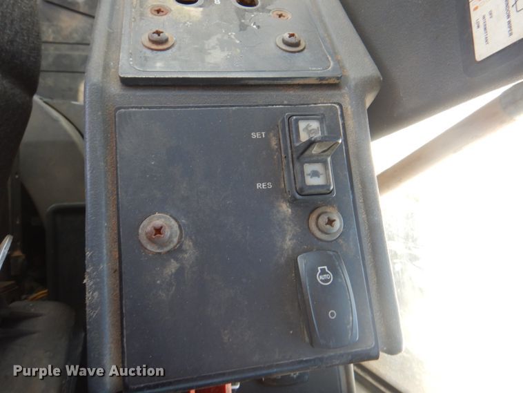 image for item KW9804 2005 John Deere 670D  motor grader