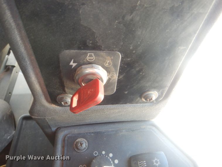 image for item KW9804 2005 John Deere 670D  motor grader