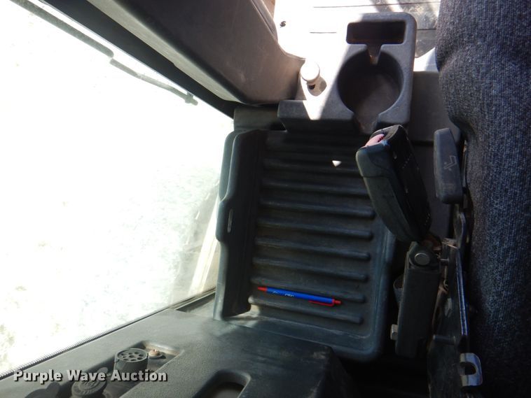 image for item KW9804 2005 John Deere 670D  motor grader