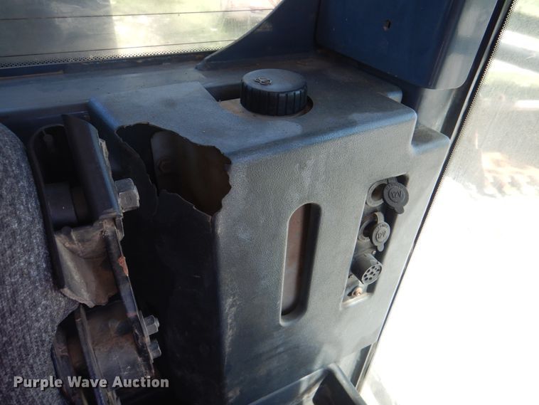 image for item KW9804 2005 John Deere 670D  motor grader