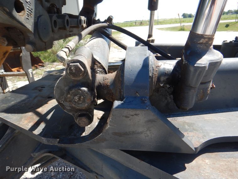 image for item KW9804 2005 John Deere 670D  motor grader